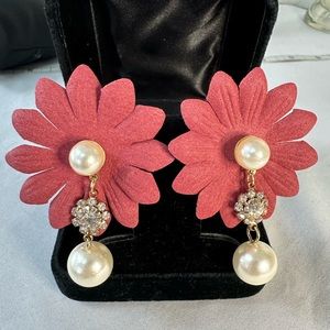 Adorable day to night pearl and flower earrings